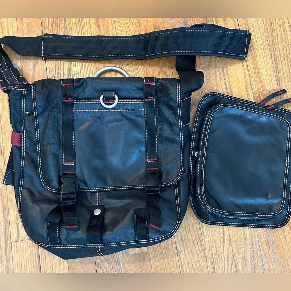 Wilson Leather Unisex Black Red M. Julian Leather Classic Messenger Bag - Picture 1 of 8